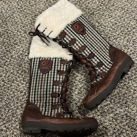 Like new size 7 Ugg lace up winter boots. - Picture 15 of 16